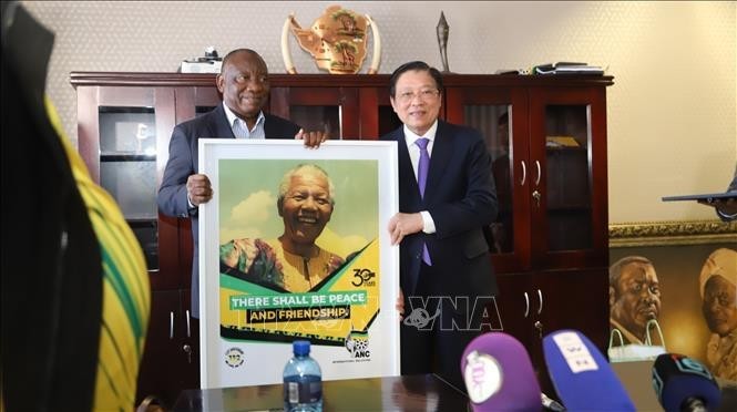 El titular del Partido ANC y presidente sudafricano, Cyril Ramaphosa (izquierda), entrega un recuerdo a Phan Dinh Trac en la sede del Partido. (Fotografía: VNA)