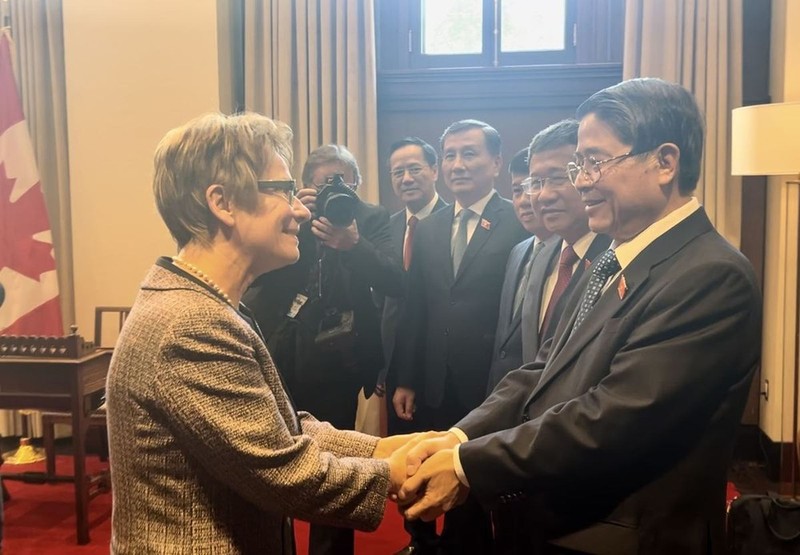 El vicepresidente de la Asamblea Nacional de Vietnam Nguyen Duc Hai y la presidenta del Senado, Raymonde Gagne. (Fotografía: VNA)