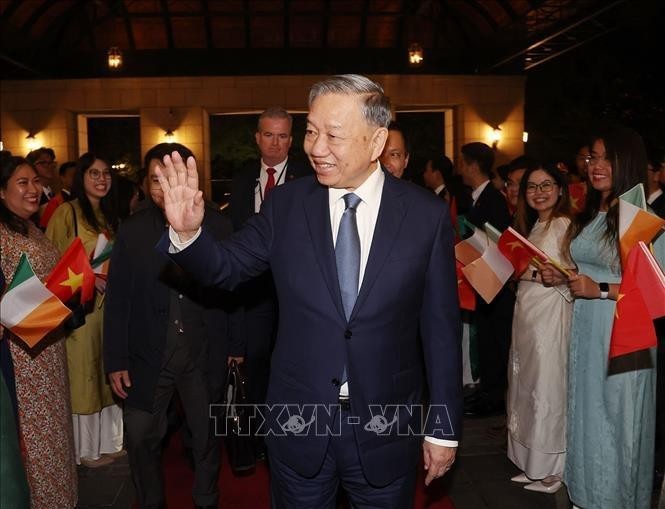 El secretario general del Partido Comunista de Vietnam y presidente del país, To Lam, arriba a Irlandia. (Fotografía: VNA)