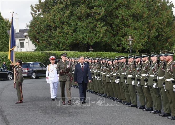 El secretario general del Partido Comunista y presidente de Vietnam, To Lam, pasa revista a la guardia de honor de Irlanda. (Fotografía: VNA)