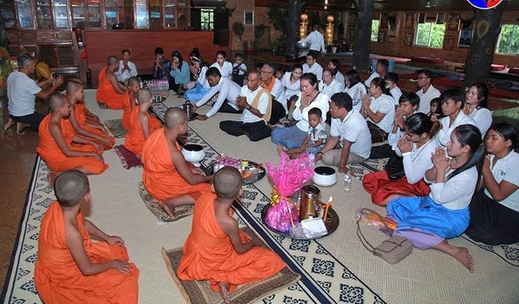 Camboyanos celebran el Festival de Pchum Ben. (Fotografía: khmertimeskh.com)