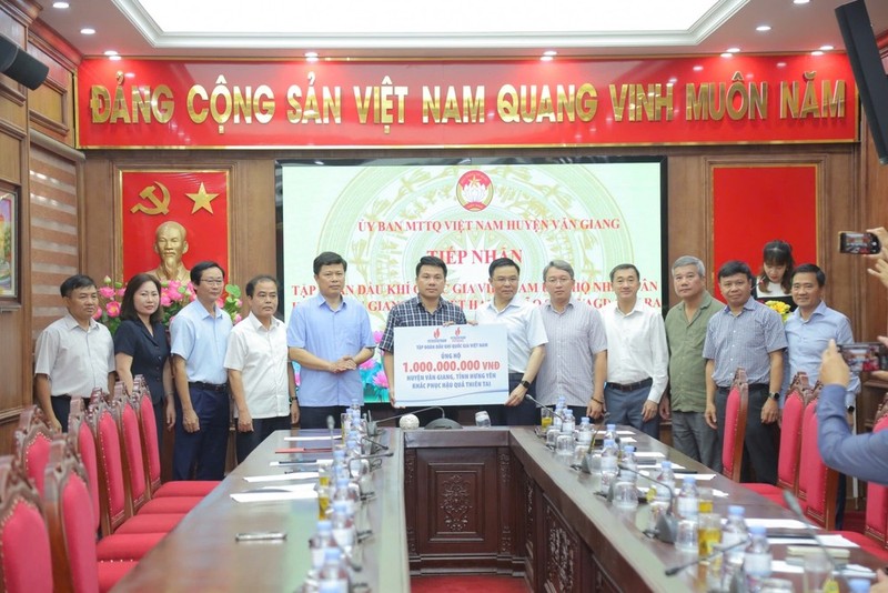 Le Manh Hung, presidente del Consejo de Miembros de Petrovietnam, otorga asistencia financiera al distrito de Van Giang. (Fotografía: petrovietnam.petrotimes.vn)