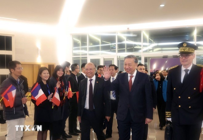 La ceremonia de despedida al secretario general del Partido Comunista y presidente de Vietnam, To Lam, en el Aeropuerto de París Orly.