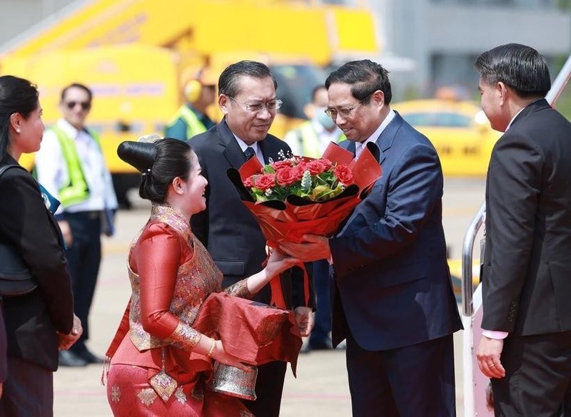 El primer ministro Pham Minh Chinh y su comitiva son recibidos en el aeropuerto por el ministro de Energía y Minas de Laos, Phosay Sayyasone, y otros funcionarios laosianos, junto con el embajador vietnamita en Laos, Nguyen Minh Tam, entre otros diplomáticos. (Fotografía: VNA)