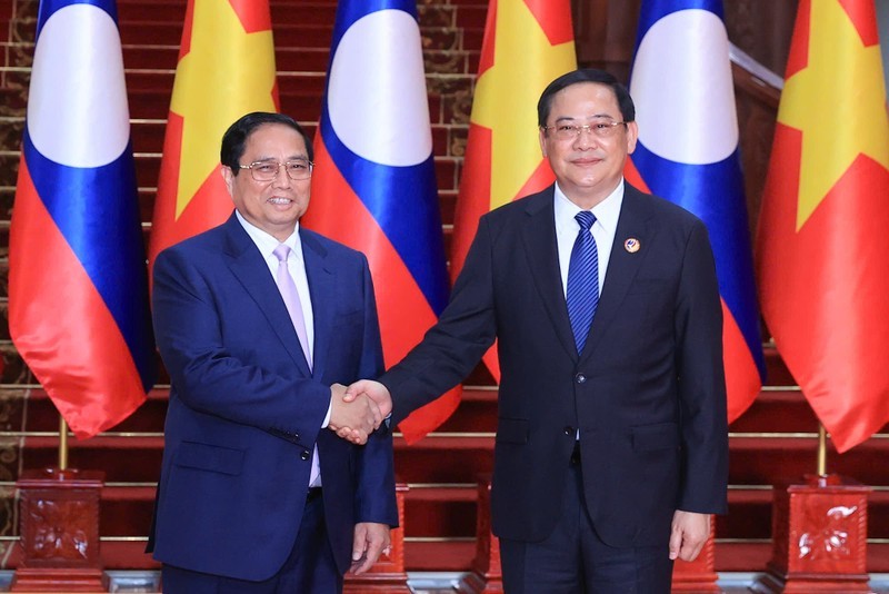 El primer ministro de Vietnam, Pham Minh Chinh (izquierda), y su homólogo laosiano, Sonexay Siphandone. (Fotografía: VGP)