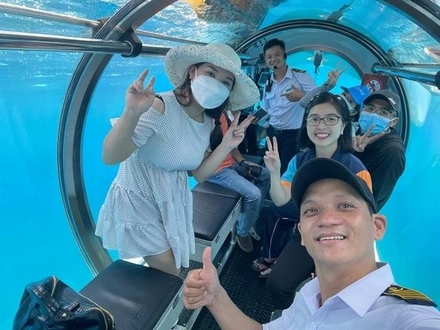 Los servicios submarinos de Vinpearl ofrecen experiencias emocionantes a los turistas. (Fotografía: baokhanhhoa.vn)