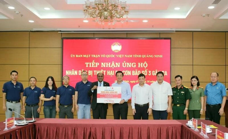 En la ceremonia de entrega de la donación de Wilmar CLV a Quang Ninh. (Fotografía: baoquangninh.vn)