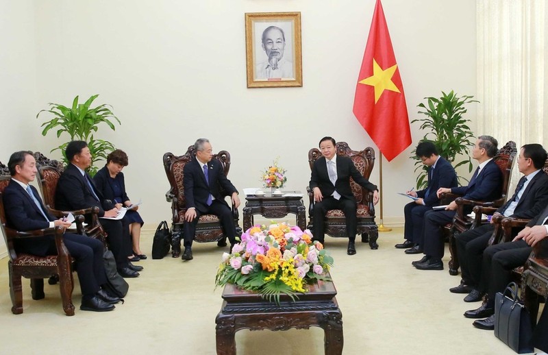 El vice primer ministro Tran Hong Ha (derecha) recibe al presidente y director ejecutivo de la Corporación japonesa Sumitomo, Shingo Ueno. (Fotografía: VNA)