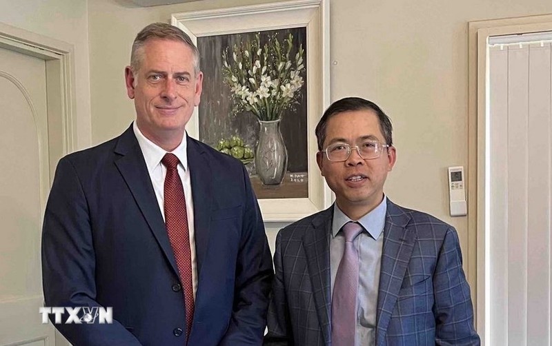 El embajador de Vietnam en Australia, Pham Hung Tam (derecha), y Simon White, presidente de la sección del Consejo Empresarial Australia-Vietnam de Queensland. (Fotografía: VNA)