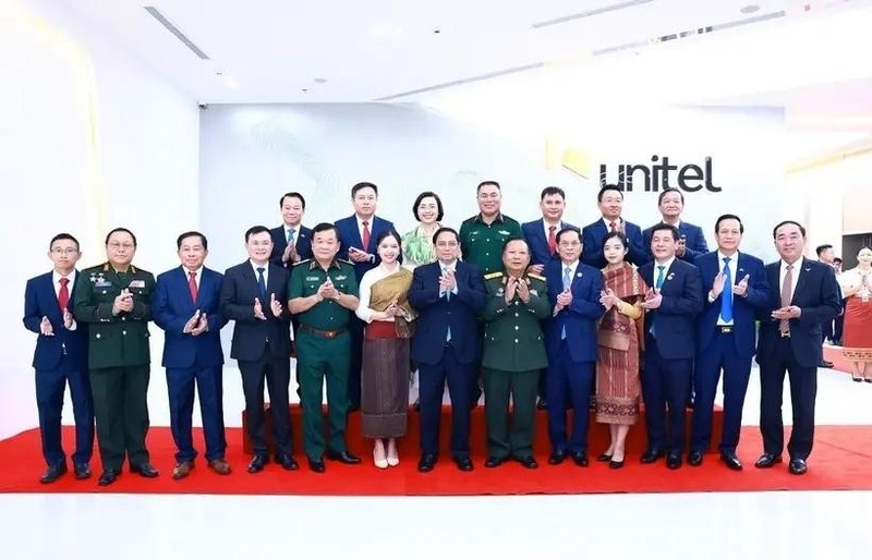 El primer ministro de Vietnam, Pham Minh Chinh, posa junto a funcionarios y empleados de Unitel. (Fotografía: VNA)