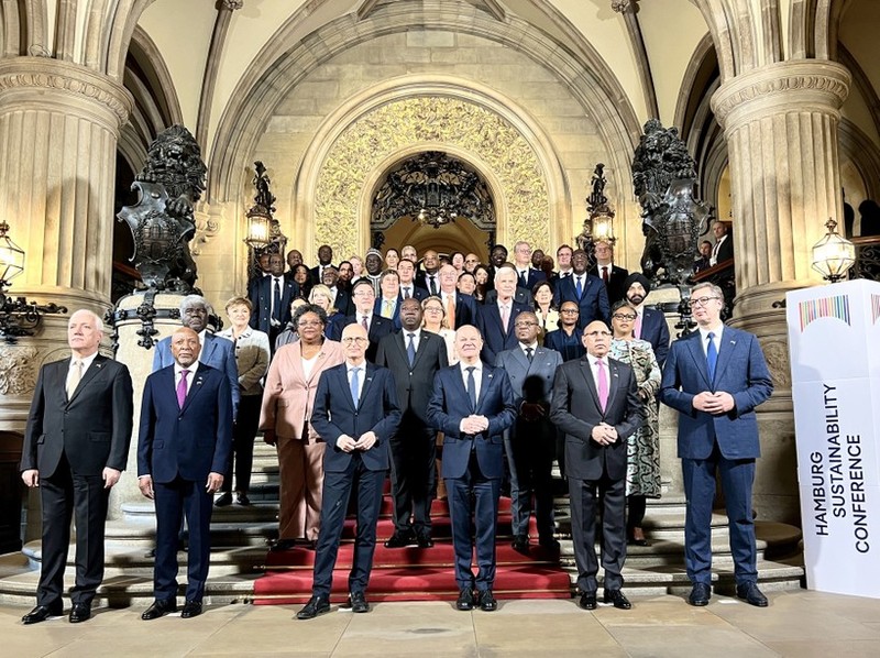 El canciller alemán Olaf Scholz y los líderes de alto nivel en Hamburgo. (Fotografía: VNA)