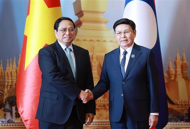 El primer ministro de Vietnam, Pham Minh Chinh, se reúne con el presidente de la Asamblea Nacional de Laos, Saysomphone Phomvihane. (Fotografía: VNA)