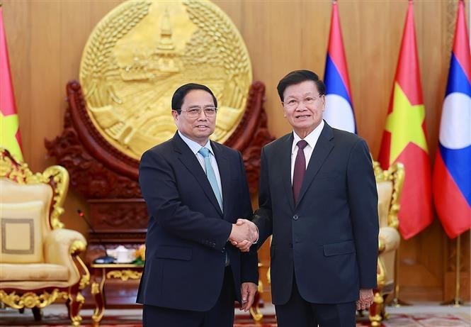 El primer ministro de Vietnam, Pham Minh Chinh, se reúne con el secretario general del Partido Popular Revolucionario y presidente de Laos, Thongloun Sisoulith. (Fotografía: VNA)