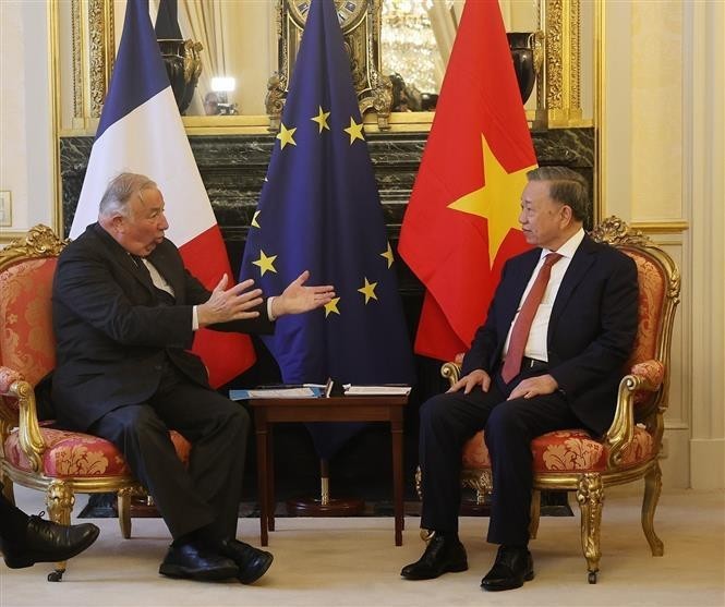 El secretario general del Partido Comunista de Vietnam y presidente del país, To Lam (derecha), se reúne en París con el titular del Senado francés, Gérard Larcher. (Fotografía: VNA)