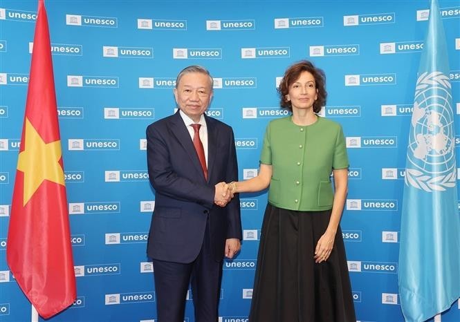 El secretario general del Partido Comunista y presidente de Vietnam, To Lam, se reúne con la directora general de la Unesco, Audrey Azoulay. (Fotografía: VNA)