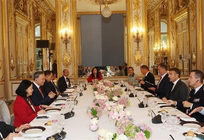 Panorama de las conversaciones entre el secretario general del Partido Comunista de Vietnam y jefe de Estado, To Lam, y el presidente francés, Emmanuel Macron. (Fotografía: VNA)