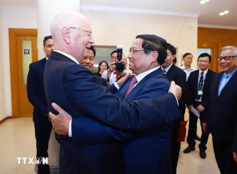 El primer ministro Pham Minh Chinh y el profesor Klaus Schwab, fundador y presidente ejecutivo del Foro Económico Mundial. (Fotografía: VNA)