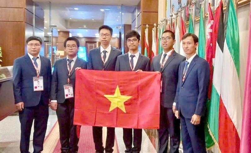 Los estudiantes vietnamitas obtienen dos oros, una plata y un bronce en la 36 Olimpiada Internacional de Informática, celebrada en Egipto del 1 al 6 de septiembre. (Fotografía: VNA)