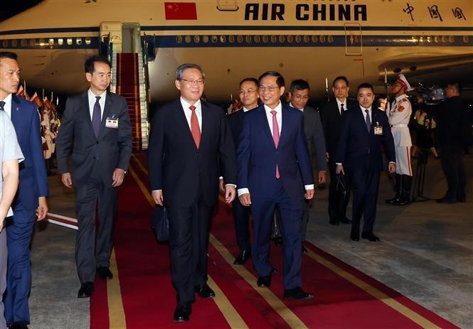 El vice primer ministro y titular de Relaciones Exteriores de Vietnam, Bui Thanh Son, recibe al primer ministro de China, Li Qiang, en el Aeropuerto Internacional de Noi Bai. (Fotografía: VNA)