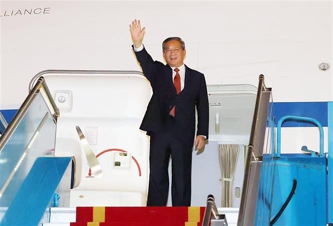 El primer ministro de China, Li Qiang, llega a Hanói para iniciar una visita oficial a Vietnam. (Fotografía: VNA)