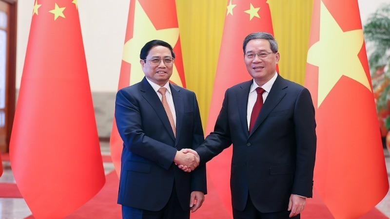 El primer ministro de Vietnam, Pham Minh Chinh (izquierda), y su par chino, Li Qiang, en su visita al país vecino en junio de 2023. (Fotografía: VGP)