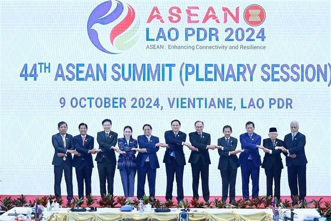 El primer ministro Pham Minh Chinh y delegados en la sesión plenaria de la 44 Cumbre de la Asean. (Fotografía: VNA)