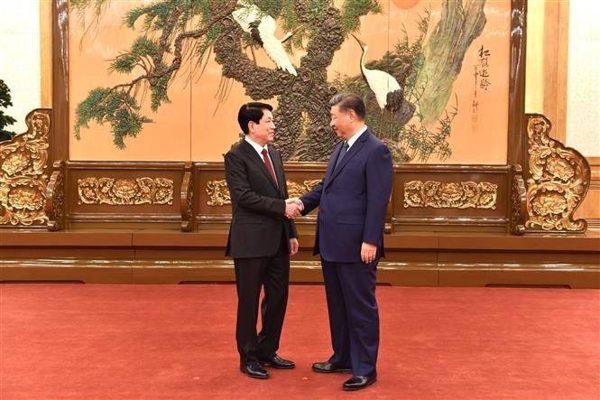 El miembro del Buró Político y permanente del Secretariado del Comité Central del PCV, Luong Cuong (izquierda), se reúne con el secretario general del PCCh y presidente de China, Xi Jinping. (Fotografía: VNA)