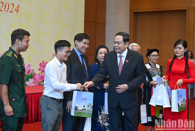 El presidente de la Asamblea Nacional de Vietnam, Tran Thanh Man, otorga regalos a ganadores del Premio Vu A Dinh. (Fotografía: Nhan Dan)