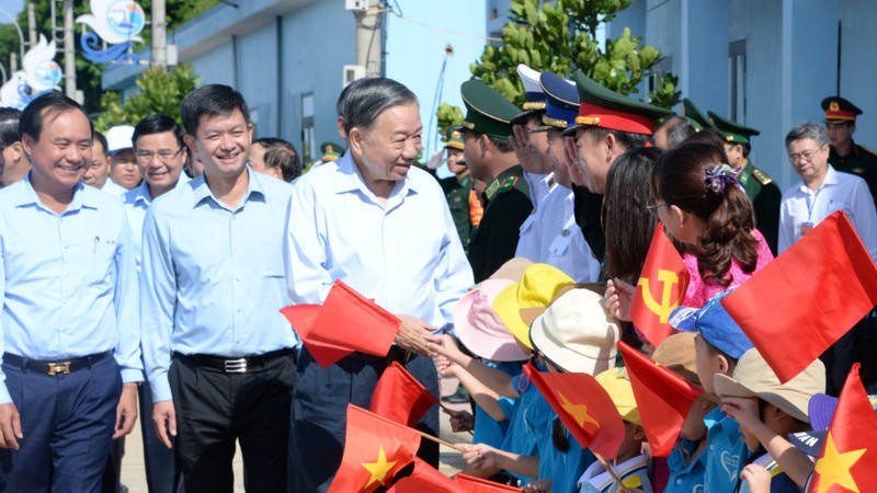 El secretario general del Partido Comunista y presidente de Vietnam, To Lam, visita el distrito insular de Con Co. (Fotografía: Nhan Dan)