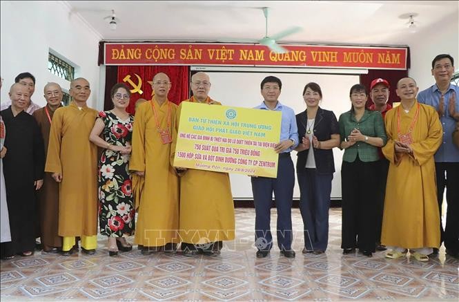 La Sangha Budista de Vietnam entrega de manera simbólica obsequios a pobladores afectados por inundaciones en Muong Pon, de la provincia de Dien Bien. (Fotografía: VNA)