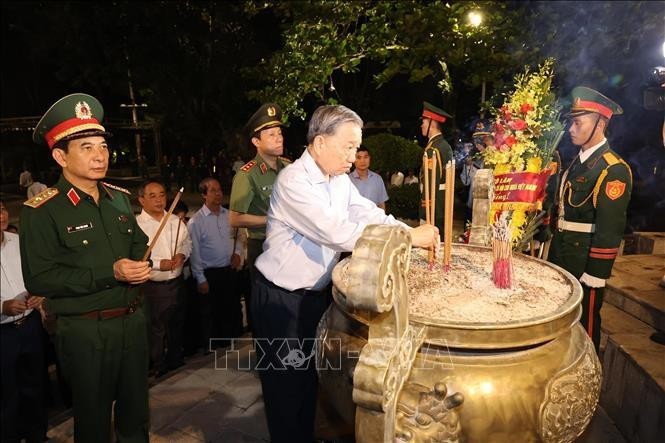 El secretario general del PCV y presidente de Vietnam, To Lam, ofrece inciensos a los héroes caídos. (Fotografía: VNA)