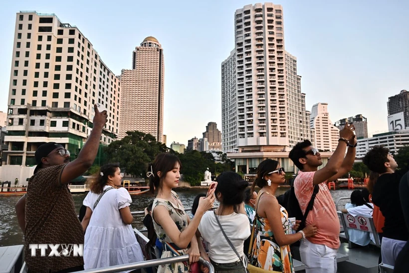 Turistas toman un paseo en barco por el río Chao Praya en Bangkok, Tailandia. (Fotografía: AFP/VNA)