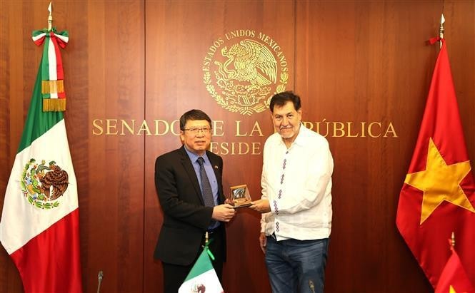 El presidente de la Mesa Directiva del Senado mexicano, Gerardo Fernández Noroña, recibe al embajador de Vietnam en el país, Nguyen Van Hai. (Fotografía: VNA)