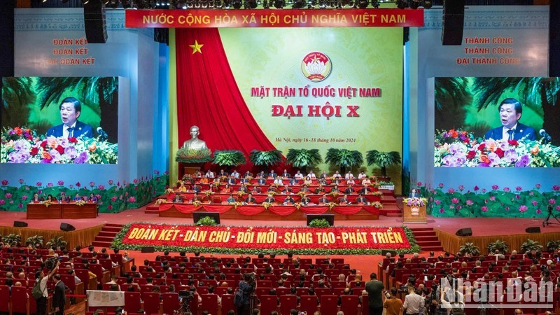 Primera sesión de trabajo del X Congreso Nacional del Frente de la Patria de Vietnam para el período 2024-2029, llevada a cabo el 16 de octubre de 2024. (Fotografía: DUY LINH-QUANG VINH)