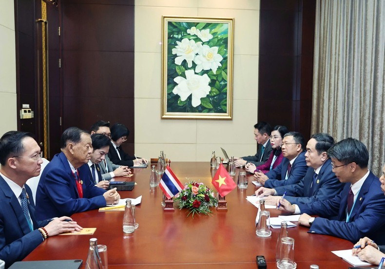 El presidente de la Asamblea Nacional de Vietnam, Tran Thanh Man, se reúne con su homólogo tailandés, Wan Muhamad Noor Matha. (Fotografía: VNA)