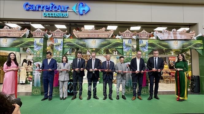 Delegados cortan la cinta inaugural de la Semana de Productos Vietnamitas en el hipermercado Carrefour Collégie de París. (Fotografía: VNA)