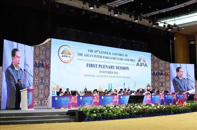 El presidente de la Asamblea Nacional de Vietnam, Tran Thanh Man, interviene en la primera sesión plenaria de la AIPA 45. (Fotografía: VNA)