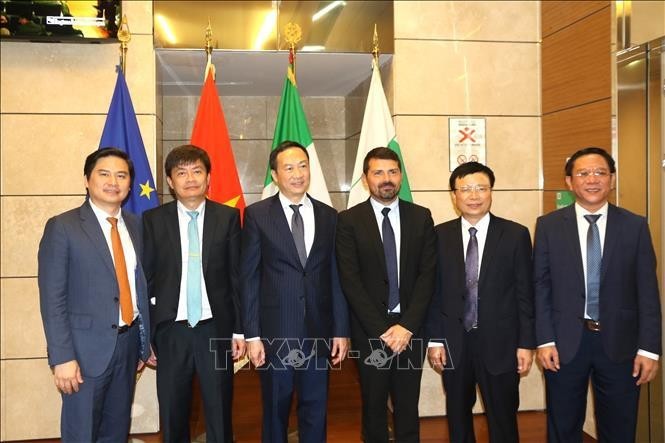 El embajador vietnamita en Italia, Duong Hai Hung, y delegados al evento. (Fotografía: VNA)