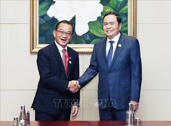 El presidente de la Asamblea Nacional de Vietnam, Tran Thanh Man, y su homólogo de Singapur, Seah Kian Peng. (Fotografía: VNA)