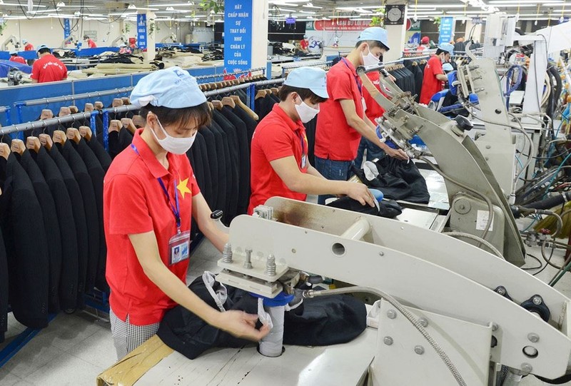 Producción de prendas de vestir para exportación en la Corporación Textil May 10. (Fotografía: hanoimoi.vn)