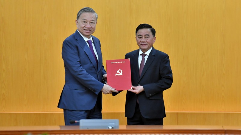 El secretario general del Partido Comunista de Vietnam, To Lam, entrega la decisión de nombramiento a Tran Cam Tu, miembro del Buró Político y permanente del Secretariado del Comité Central del Partido. (Fotografía: Nhan Dan)