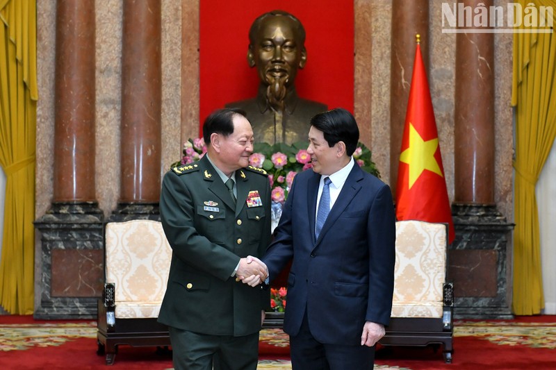 El presidente de Vietnam, Luong Cuong, y el teniente general Zhang Youxia, vicepresidente de la Comisión Militar Central de China. (Fotografía: Nhan Dan)