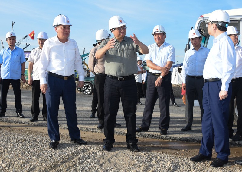 El primer ministro de Vietnam, Pham Minh Chinh, inspecciona la construcción del Centro Nacional de Exposiciones y el puente de Tu Lien en el distrito capitalino de Dong Anh. (Fotografía: Nhan Dan)