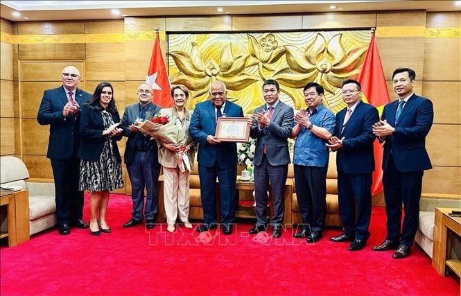 La VUFO otorga la insignia “Por la paz y amistad entre los pueblos” al embajador de Cuba en Vietnam, Orlando Nicolás Hernández Guillén. (Fotografía: VNA)