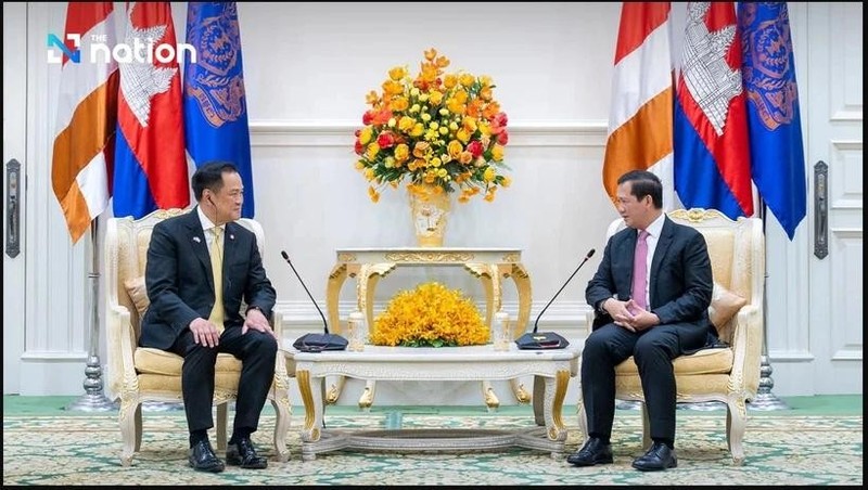 El vice primer ministro y titular del Interior de Tailandia, Anutin Charnvirakul, y el primer ministro camboyano, Hun Manet. (Fotografía: VNA)