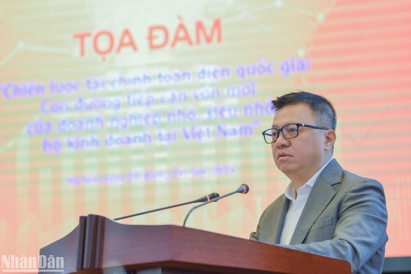 Le Quoc Minh, miembro del Comité Central del Partido Comunista y subjefe de su Comisión de Comunicación y Educación, presidente-editor de Nhan Dan y titular de la Asociación nacional de Periodistas, pronuncia el discurso inaugural del evento. (Fotografía: Nhan Dan)