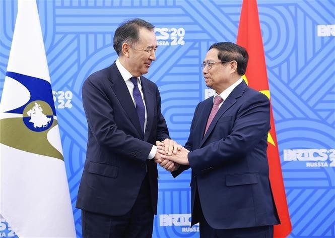 El primer ministro de Vietnam, Pham Minh Chinh (derecha), recibe al presidente del Consejo de la Comisión Económica Euroasiática, Bakytzhan Sagintayev. (Fotografía: VNA)