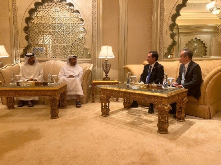 El ministro de Ciencia y Tecnología, Huynh Thanh Dat, realiza una reunión bilateral con el subjefe del Ministerio de Industria y Tecnología Avanzada de los EAU, Omar Al Suwaidi. (Fotografía: www.most.gov.vn)