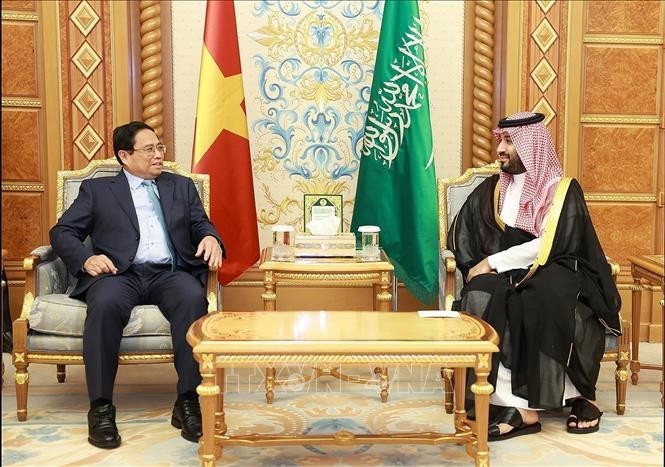 El primer ministro de Vietnam, Pham Minh Chinh, sostiene conversaciones con el príncipe heredero y primer ministro de Arabia Saudí, Mohammed bin Salman Bin Abdulaziz Al Saud. (Fotografía: VNA)