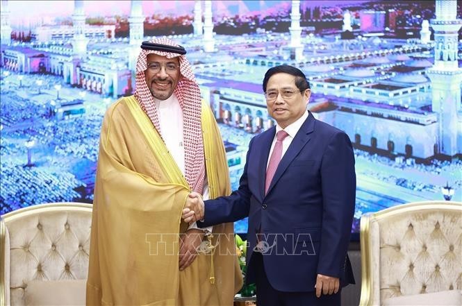 El primer ministro de Vietnam, Pham Minh Chinh, y el ministro de Industria y Minerales de Arabia Saudí, Bandar Ibrahim Al-Khorayef. (Fotografía: VNA)